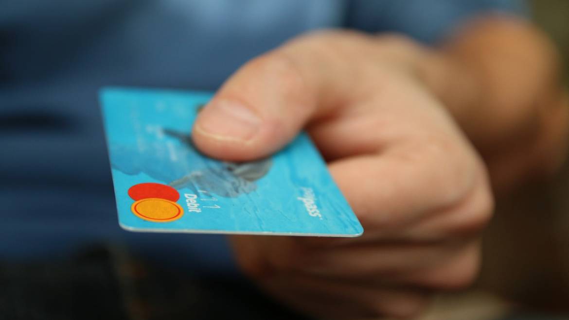 Los comerciantes y empresarios tendrán que aceptar tarjetas o transferencias para los pagos superiores a 30 euros