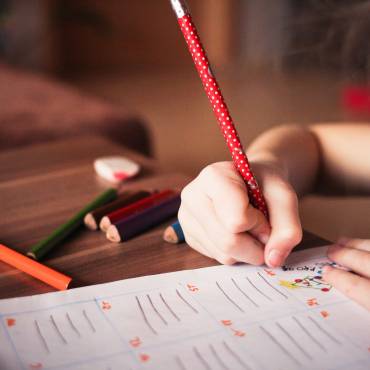 IRPF: quines comunitats autònomes contemplen deduccions per les despeses en guarderia, material escolar, llibres de text, estudis o ajuts domèstics?
