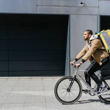 Aprovada la «Llei Rider»: tres mesos per convertir als repartidors de plataformes digitals en assalariats