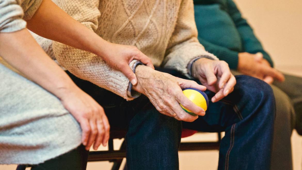 La Seguretat Social millora la cotització de cuidadors no professionals de familiars dependents