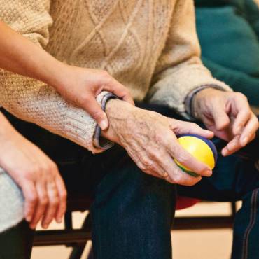 La Seguretat Social millora la cotització de cuidadors no professionals de familiars dependents