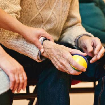 La Seguridad Social mejora la cotización de cuidadoras no profesionales de familiares dependientes