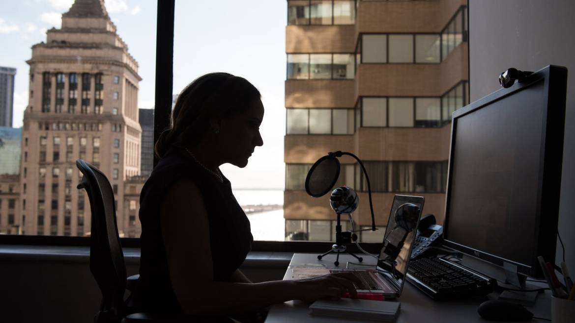 L’empresa té l’obligació de proporcionar una cadira ergonòmica als seus teletreballadors?