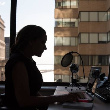 L’empresa té l’obligació de proporcionar una cadira ergonòmica als seus teletreballadors?