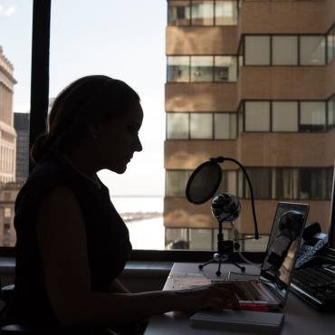 ¿Tiene la empresa la obligación de proporcionar una silla ergonómica a sus teletrabajadores?