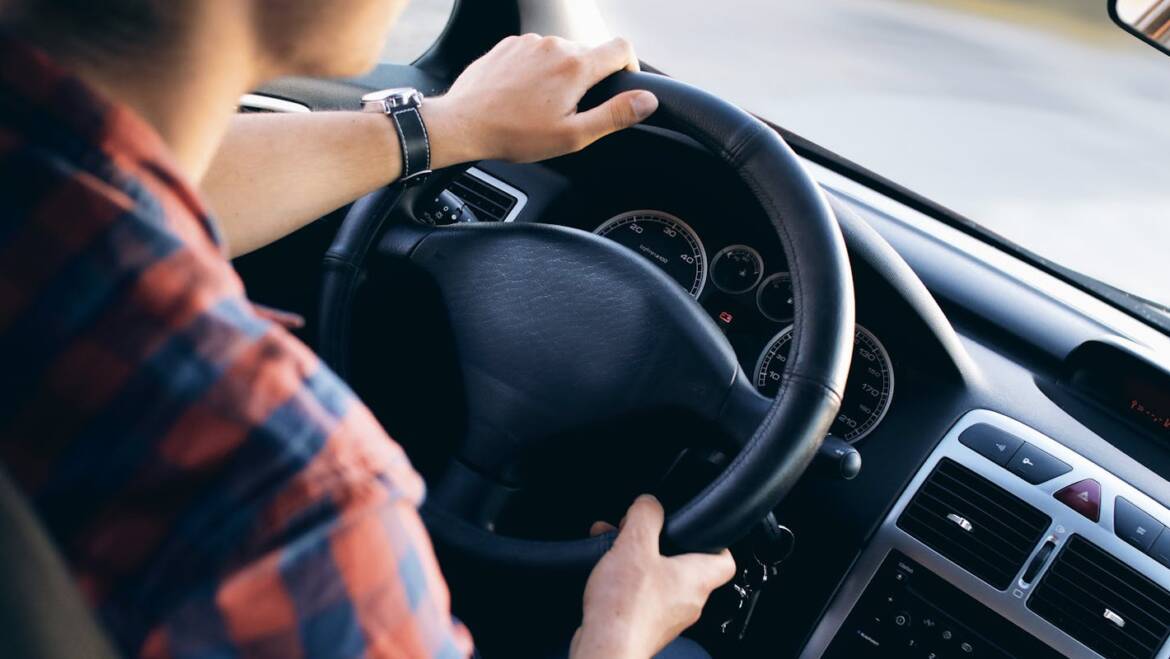 Vehicles cedits a empleats sense cost: com influeix en la deducció de l’IVA?