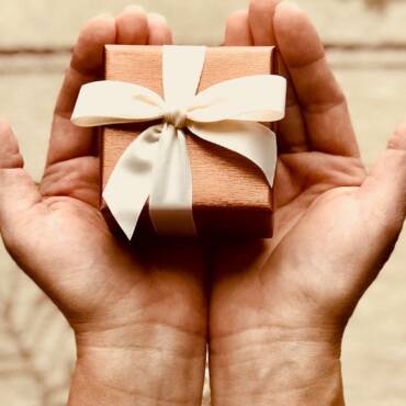 Entrega de productos gratuitos o con descuento a empleados: ¿Se considera retribución en especie en el IRPF? ¿Cómo afecta al Impuesto sobre Sociedades y al IVA?