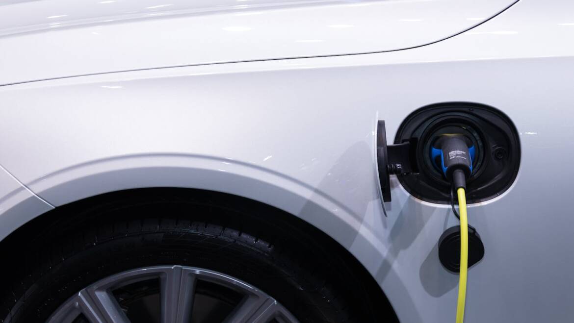 Prorrogadas durante el año 2025 las deducciones en el IRPF a vehículos eléctricos y puntos de recarga