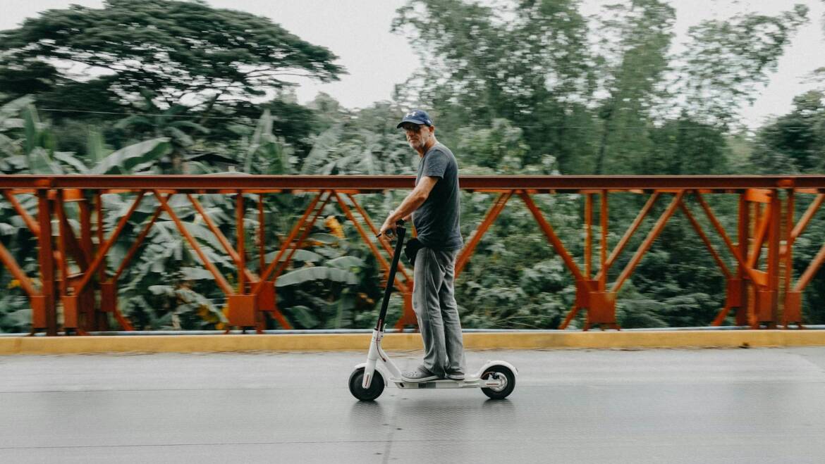 La baja por accidente de vuelta a casa en patinete sí puede ser laboral