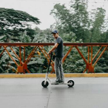 La baja por accidente de vuelta a casa en patinete sí puede ser laboral