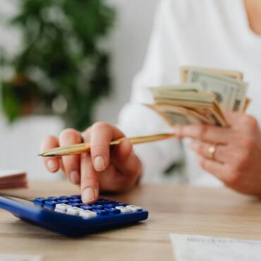 El salari mínim interprofessional (SMI) de 2026 puja un 3,1% fins als 1.221 euros mensuals en 14 pagues i exempt de tributació