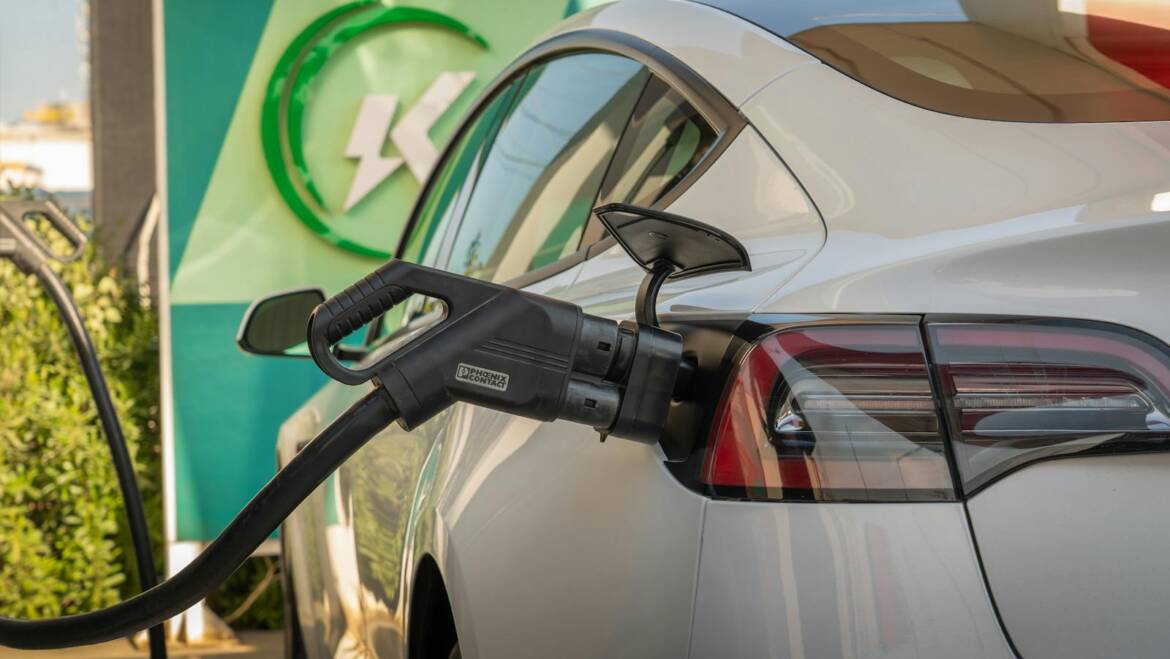 Un professional es pot deduir la despesa d’electricitat consumida en la recàrrega d’un vehicle elèctric que utilitza en la seva activitat?