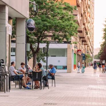 Publicitat en taules, cadires i ombrel·les, on hi ha el límit per a deduir l’IVA?